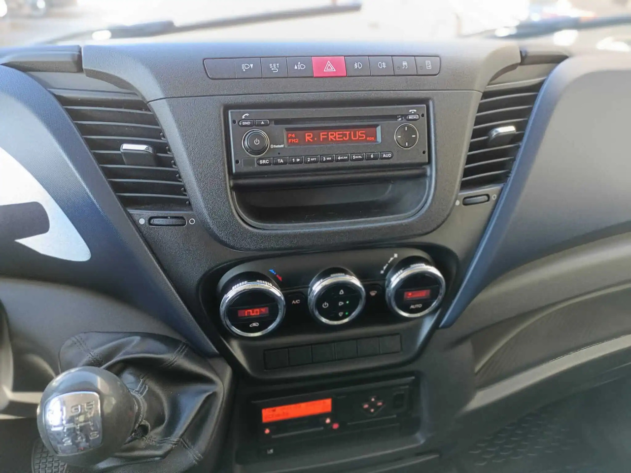 IVECO DAILY 60C18 RIBALTABILE CON GRU - Tippbil lastbil: bild 2 IVECO DAILY 60C18 RIBALTABILE CON GRU - Tippbil lastbil: bild 2