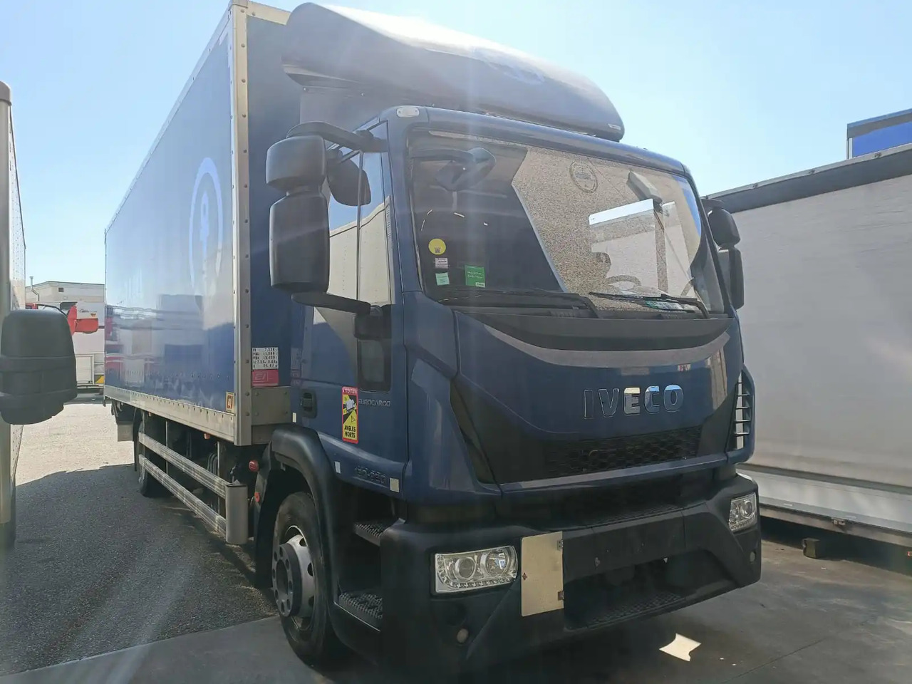 IVECO EUROCARGO 120E22 - Lastbil med skåp: bild 2 IVECO EUROCARGO 120E22 - Lastbil med skåp: bild 2