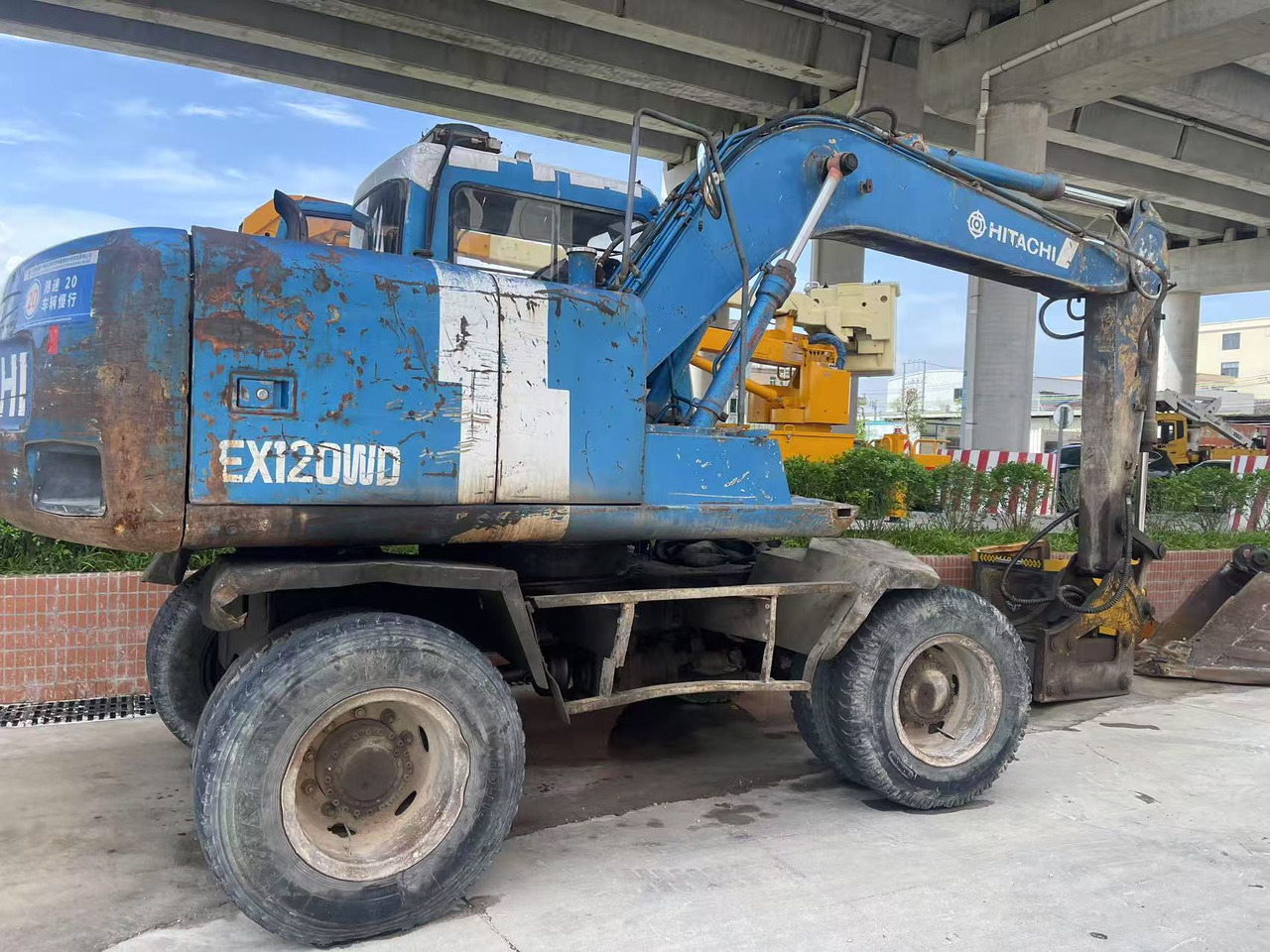 HITACHI EX100WD-2 - Grävmaskin på däck: bild 2 HITACHI EX100WD-2 - Grävmaskin på däck: bild 2