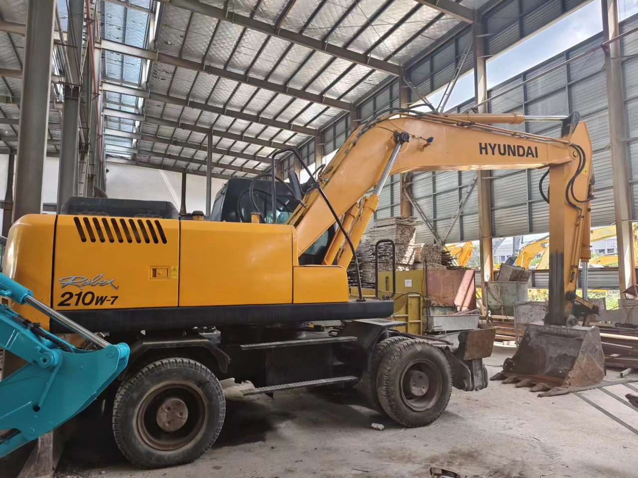 HYUNDAI 210W-7 - Grävmaskin på däck: bild 2 HYUNDAI 210W-7 - Grävmaskin på däck: bild 2
