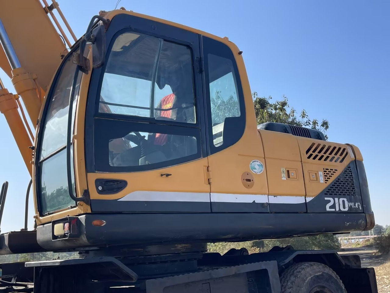 HYUNDAI 210W-9 - Grävmaskin på däck: bild 4 HYUNDAI 210W-9 - Grävmaskin på däck: bild 4