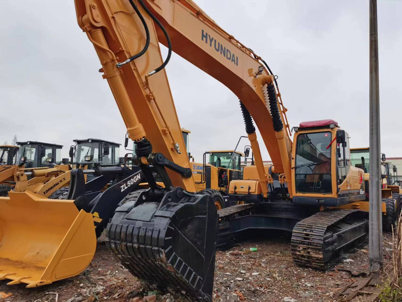 HYUNDAI 305LC-9T 220LC-9S - Bandgrävare: bild 1 HYUNDAI 305LC-9T 220LC-9S - Bandgrävare: bild 1