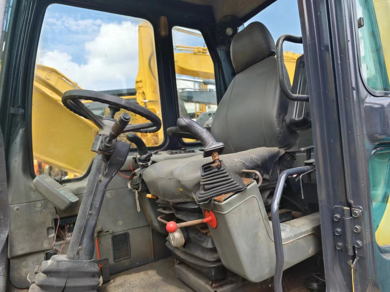 KOMATSU PW130 - Grävmaskin på däck: bild 4 KOMATSU PW130 - Grävmaskin på däck: bild 4