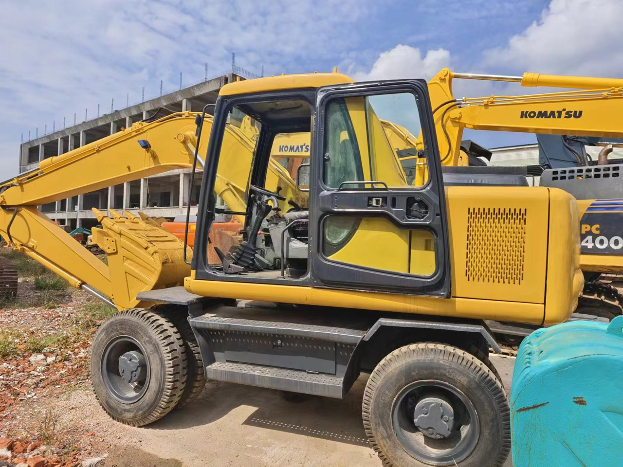 KOMATSU PW130 - Grävmaskin på däck: bild 1 KOMATSU PW130 - Grävmaskin på däck: bild 1