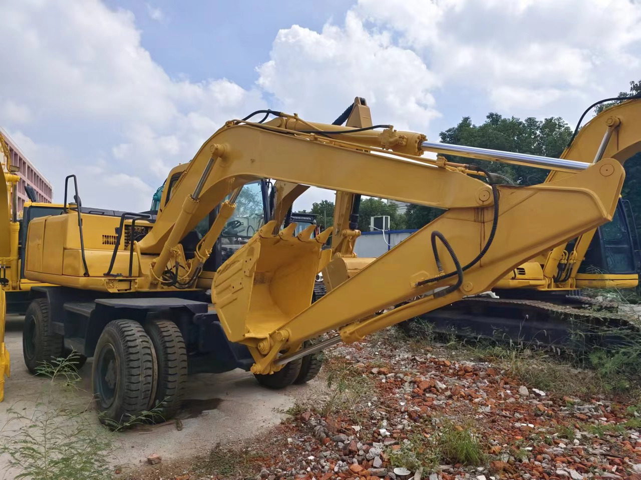 KOMATSU PW130 - Grävmaskin på däck: bild 2 KOMATSU PW130 - Grävmaskin på däck: bild 2