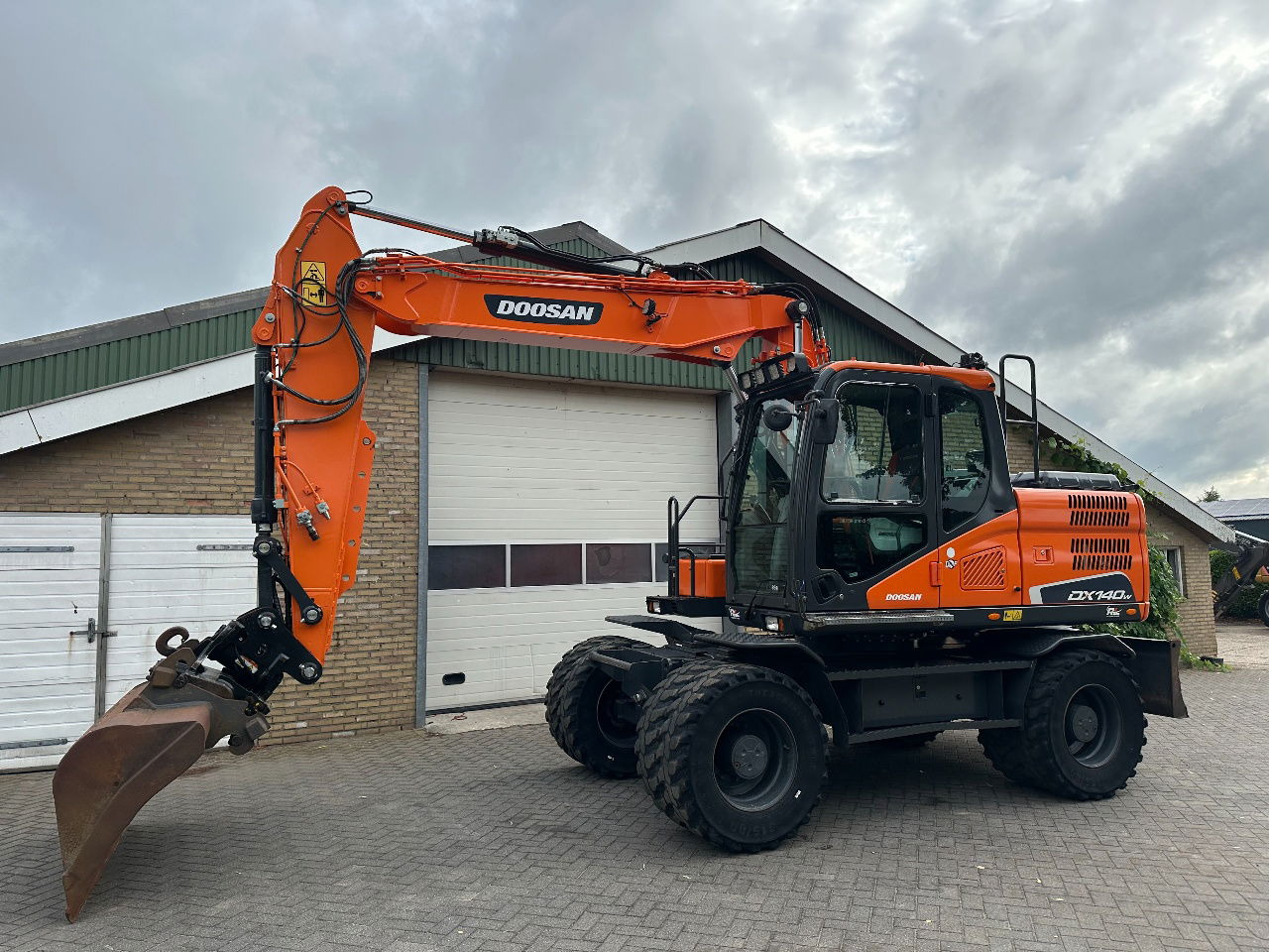 Doosan DX140W-5 - Grävmaskin på däck: bild 2 Doosan DX140W-5 - Grävmaskin på däck: bild 2