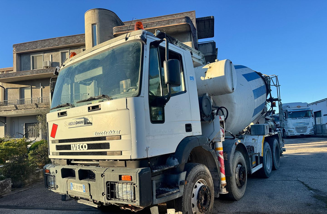 Betonpompa CIFA Iveco Trakker 410E44 - Betongbil med pump: bild 1 Betonpompa CIFA Iveco Trakker 410E44 - Betongbil med pump: bild 1