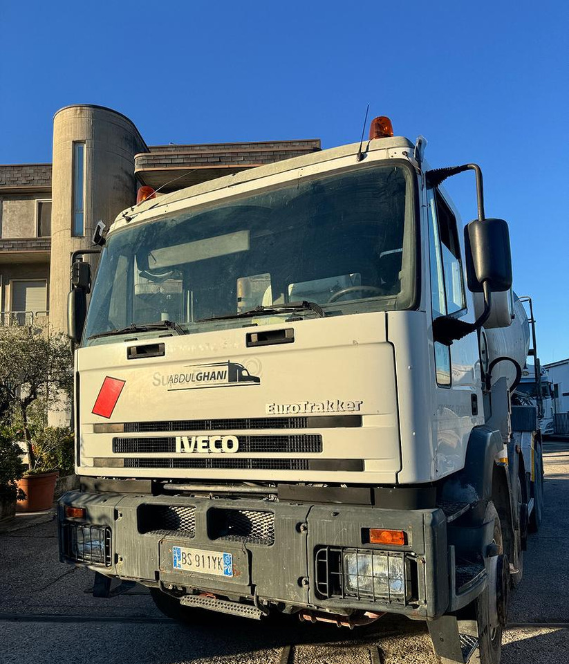 Betonpompa CIFA Iveco Trakker 410E44 - Betongbil med pump: bild 2 Betonpompa CIFA Iveco Trakker 410E44 - Betongbil med pump: bild 2