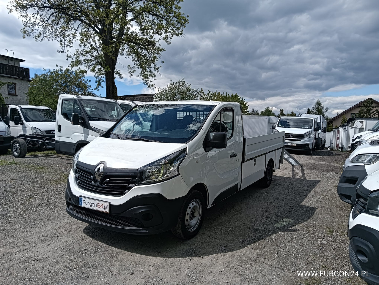 RENAULT TRAFIC SKRZYNIA PAKA Z NAJAZDAMI I PÓŁKAMI NR 689 - Transportbil med flak: bild 1 RENAULT TRAFIC SKRZYNIA PAKA Z NAJAZDAMI I PÓŁKAMI NR 689 - Transportbil med flak: bild 1