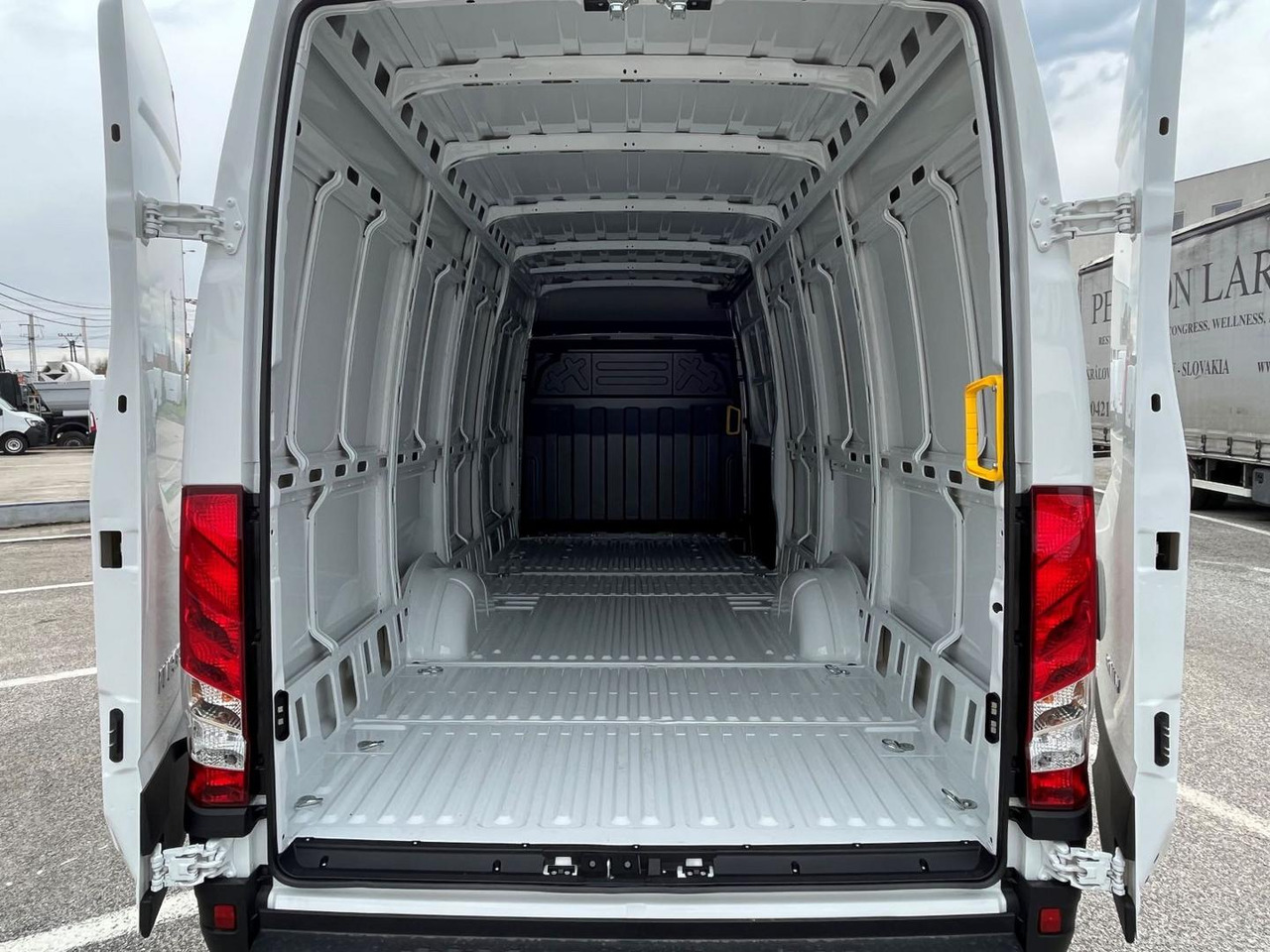 Iveco DAILY VAN, 2,3D 156k, 35S16 V - Skåpbil: bild 5 Iveco DAILY VAN, 2,3D 156k, 35S16 V - Skåpbil: bild 5