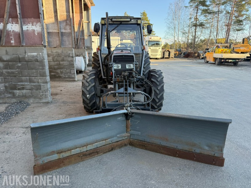 1991 Massey Ferguson 372 4x4 FRONTHYDRAULIKK/SKJÆR - Traktor: bild 3 1991 Massey Ferguson 372 4x4 FRONTHYDRAULIKK/SKJÆR - Traktor: bild 3