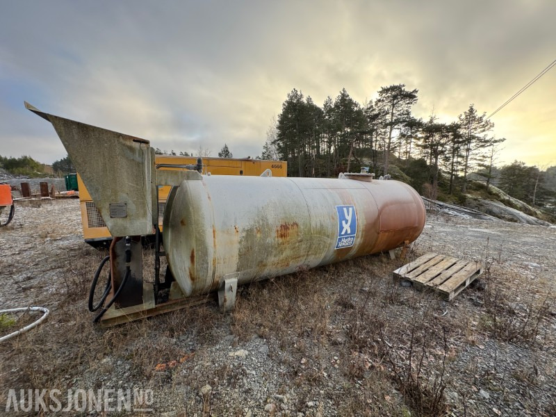 2002 Dieseltank med pumpe - Entreprenadutrustning: bild 1 2002 Dieseltank med pumpe - Entreprenadutrustning: bild 1
