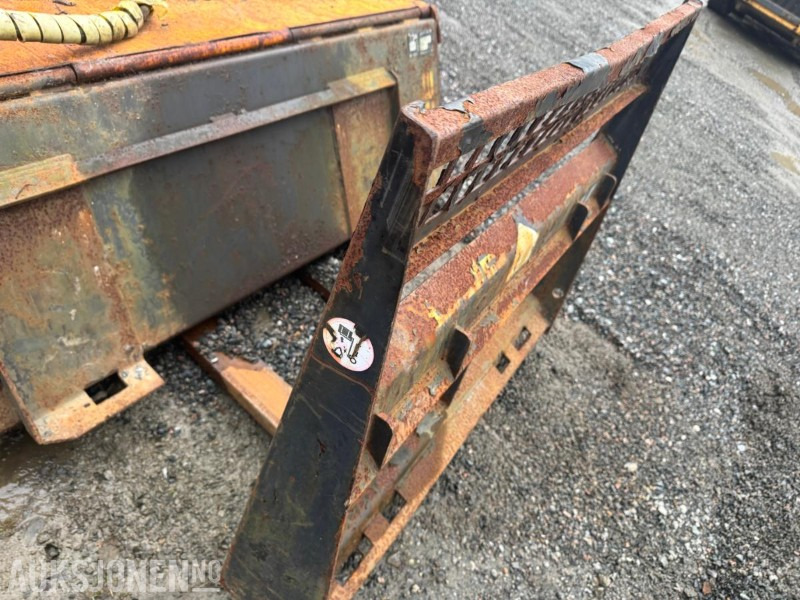 Kompaktlastare/ Slirstyrda lastare 2007 Gehl 4640 Kompaktlaster - Skuffe - Gafler - Kost - Timer: 1089: bild 28 Kompaktlastare/ Slirstyrda lastare 2007 Gehl 4640 Kompaktlaster - Skuffe - Gafler - Kost - Timer: 1089: bild 28