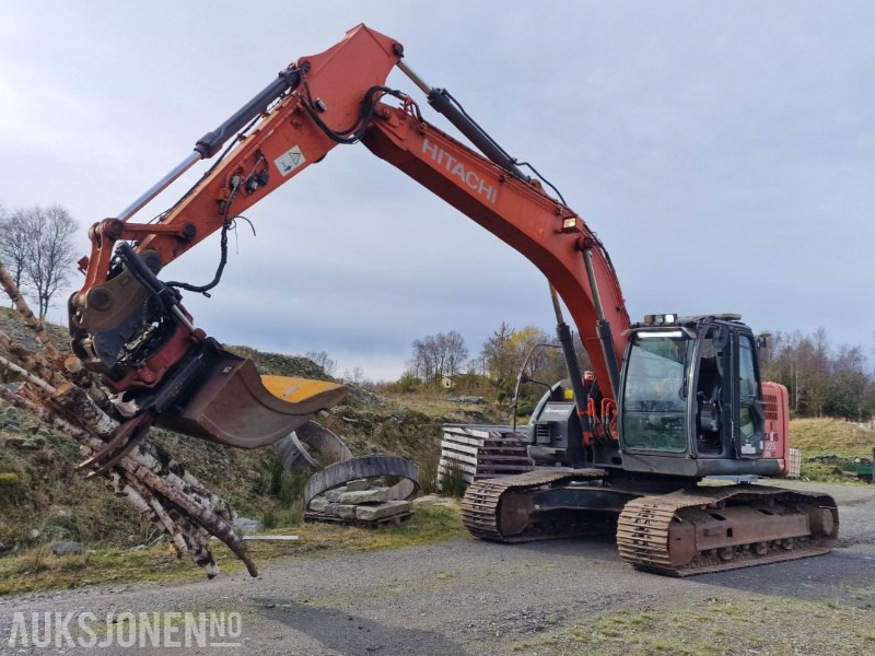 2009 Hitachi ZX225USLC-3 Beltegraver m/GPS/Rototilt med klype/3 skuffer, 12800 timer - Grävmaskin: bild 1 2009 Hitachi ZX225USLC-3 Beltegraver m/GPS/Rototilt med klype/3 skuffer, 12800 timer - Grävmaskin: bild 1