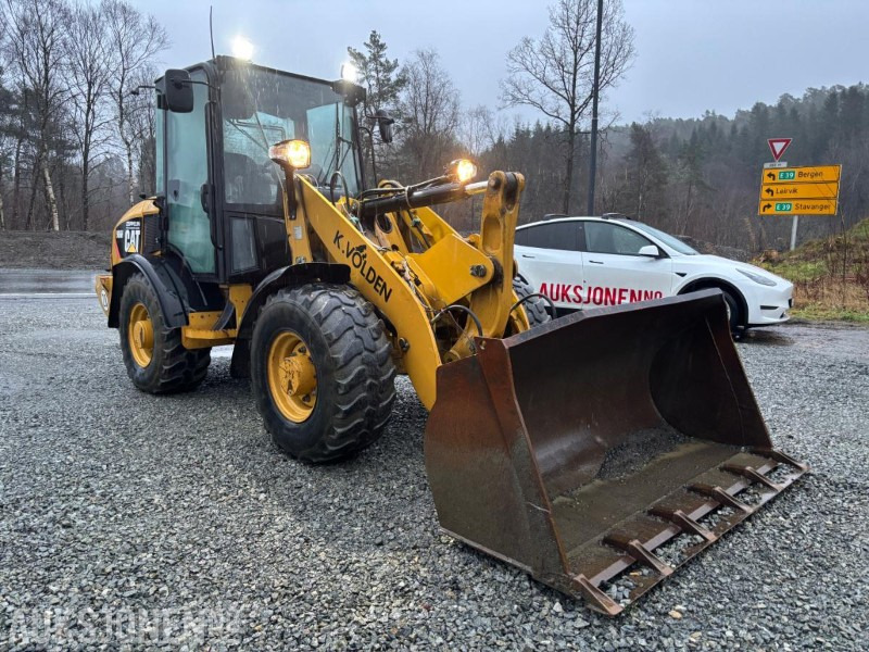 Hjullastare 2010 CAT 906H HJULLASTER. 1596TIMER. SKUFFE. TELLEFSDAL VPL PLOG. HOLMS FEIEKOST. CAT PALLEGAFFLER: bild 8 Hjullastare 2010 CAT 906H HJULLASTER. 1596TIMER. SKUFFE. TELLEFSDAL VPL PLOG. HOLMS FEIEKOST. CAT PALLEGAFFLER: bild 8