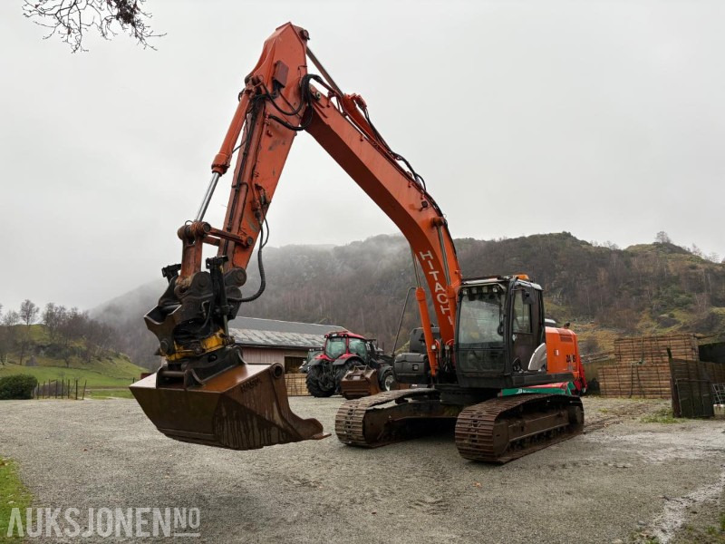 2016 Hitachi ZX210LC-5B med Engcon tiltrotator, planeringsskuffe og Gjerstad graveskuff - Grävmaskin: bild 1 2016 Hitachi ZX210LC-5B med Engcon tiltrotator, planeringsskuffe og Gjerstad graveskuff - Grävmaskin: bild 1