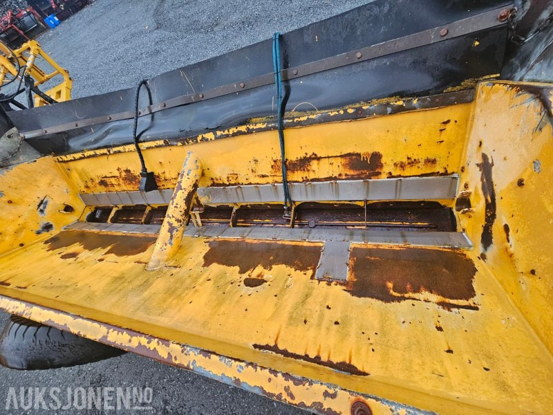 1991 Falköping Sandstrøer / Slepestrøer med hjul - Slepefeste - Type B10LU - 1 m3 - Lantbruksmaskiner: bild 4 1991 Falköping Sandstrøer / Slepestrøer med hjul - Slepefeste - Type B10LU - 1 m3 - Lantbruksmaskiner: bild 4