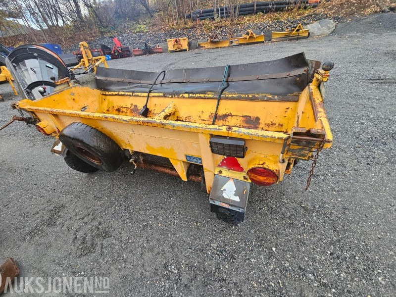 1991 Falköping Sandstrøer / Slepestrøer med hjul - Slepefeste - Type B10LU - 1 m3 - Lantbruksmaskiner: bild 2 1991 Falköping Sandstrøer / Slepestrøer med hjul - Slepefeste - Type B10LU - 1 m3 - Lantbruksmaskiner: bild 2