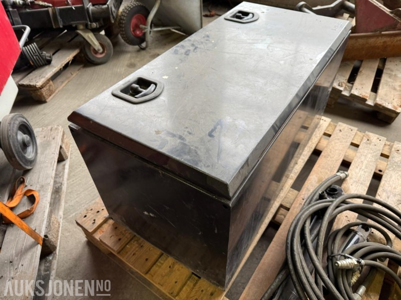 Oppbevaringkasse med lås - Entreprenadutrustning: bild 1 Oppbevaringkasse med lås - Entreprenadutrustning: bild 1