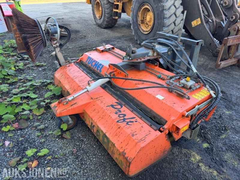 2011 Tuchel Profi 600 - feiekost/gatekost 180 cm - brukt på Volvo L25 - Tillbehör för Byggmaskiner: bild 1 2011 Tuchel Profi 600 - feiekost/gatekost 180 cm - brukt på Volvo L25 - Tillbehör för Byggmaskiner: bild 1