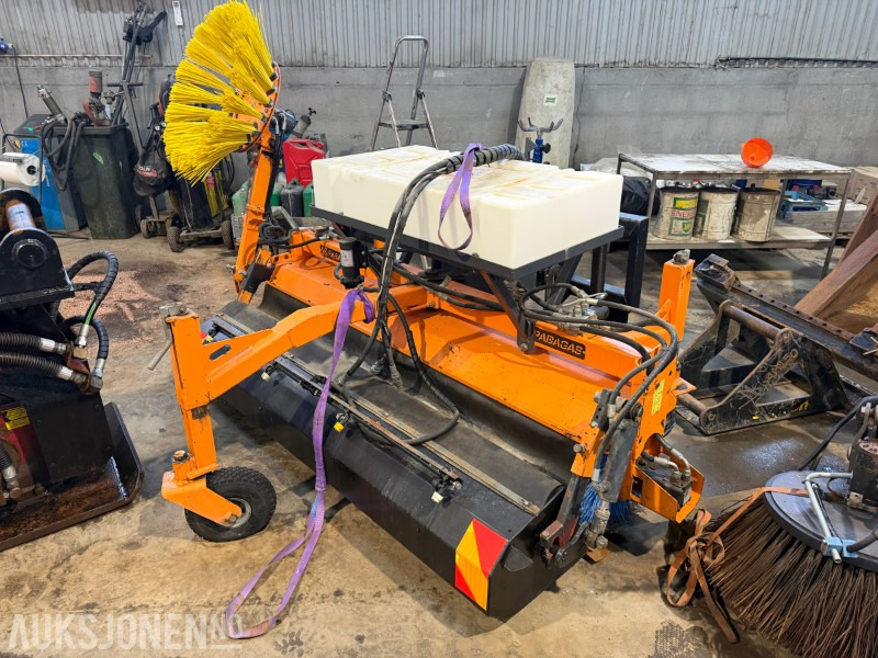 2013 Padagas feieaggregat med sidebørste og vanntank – 2013-modell - Tillbehör för Byggmaskiner: bild 1 2013 Padagas feieaggregat med sidebørste og vanntank – 2013-modell - Tillbehör för Byggmaskiner: bild 1