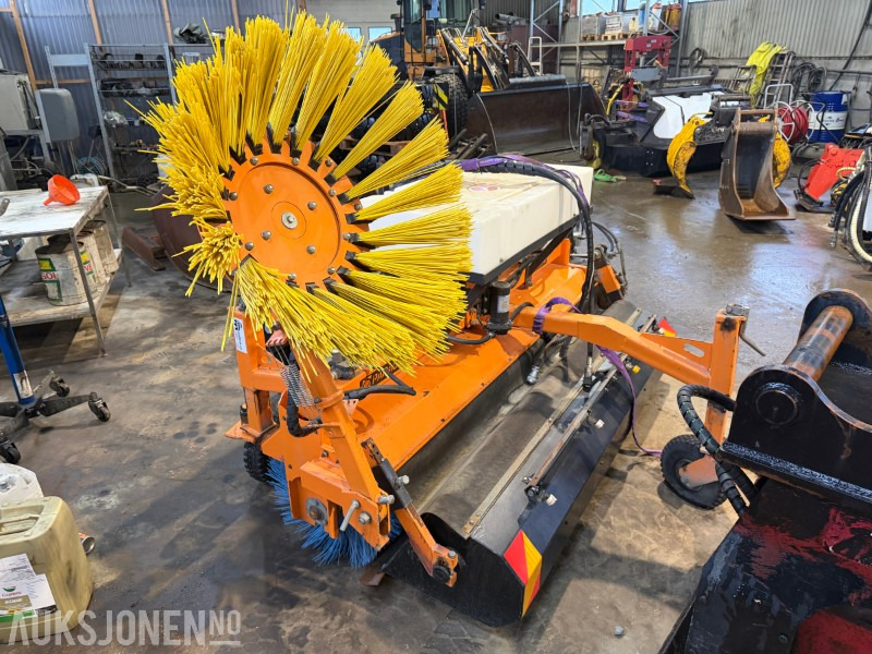 2013 Padagas feieaggregat med sidebørste og vanntank – 2013-modell - Tillbehör för Byggmaskiner: bild 2 2013 Padagas feieaggregat med sidebørste og vanntank – 2013-modell - Tillbehör för Byggmaskiner: bild 2