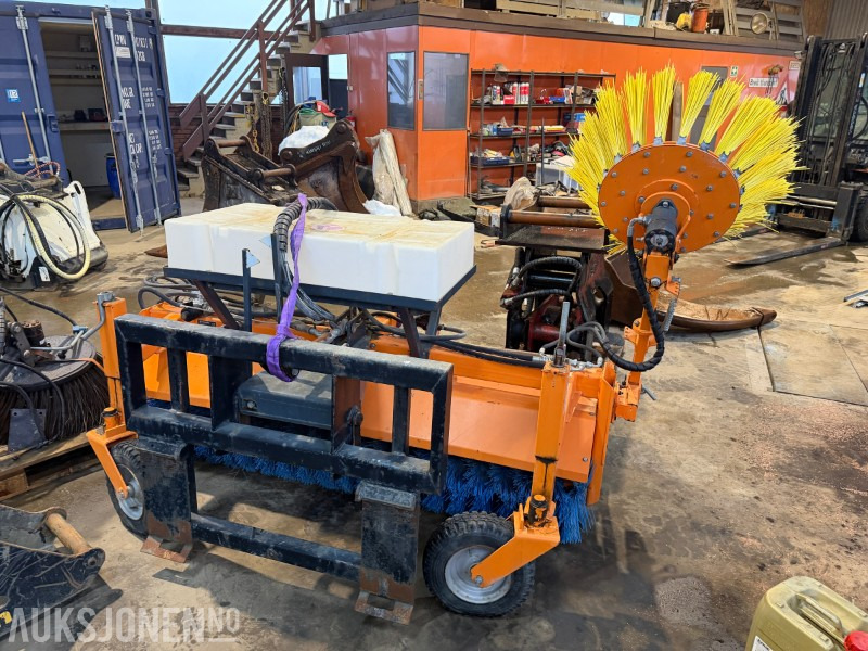 2013 Padagas feieaggregat med sidebørste og vanntank – 2013-modell - Tillbehör för Byggmaskiner: bild 4 2013 Padagas feieaggregat med sidebørste og vanntank – 2013-modell - Tillbehör för Byggmaskiner: bild 4