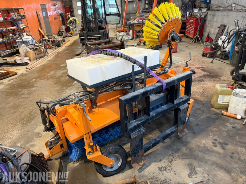 2013 Padagas feieaggregat med sidebørste og vanntank – 2013-modell - Tillbehör för Byggmaskiner: bild 3 2013 Padagas feieaggregat med sidebørste og vanntank – 2013-modell - Tillbehör för Byggmaskiner: bild 3