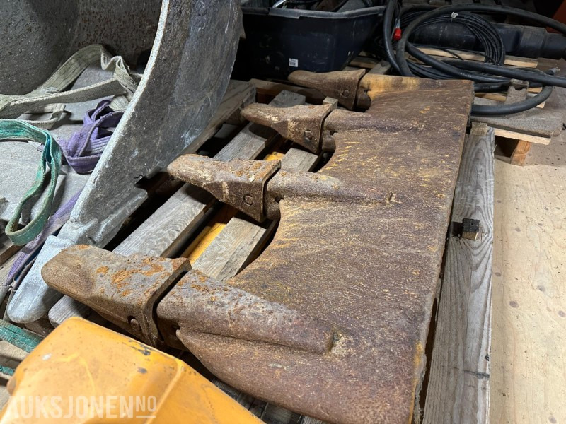 Gjerstad skjær med tannsystem – passer ca. 1300 L skuff – Selges som det står - Tillbehör för Byggmaskiner: bild 2 Gjerstad skjær med tannsystem – passer ca. 1300 L skuff – Selges som det står - Tillbehör för Byggmaskiner: bild 2