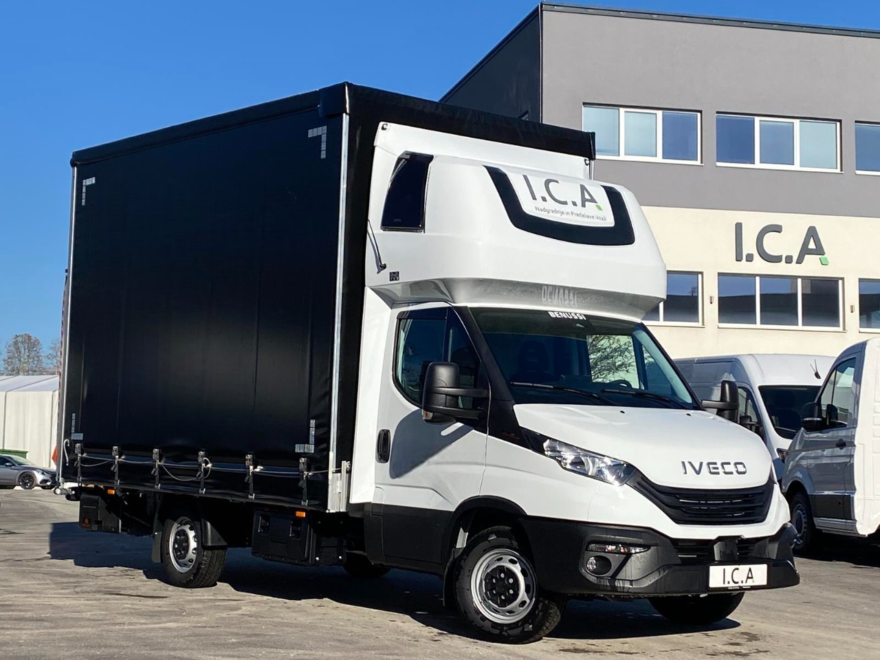 IVECO DAILY 35S18HP D30C | PRITSCHE PLANE + SCHLAFKABINE + LADERAMPE - Transportbil med kapell: bild 1 IVECO DAILY 35S18HP D30C | PRITSCHE PLANE + SCHLAFKABINE + LADERAMPE - Transportbil med kapell: bild 1