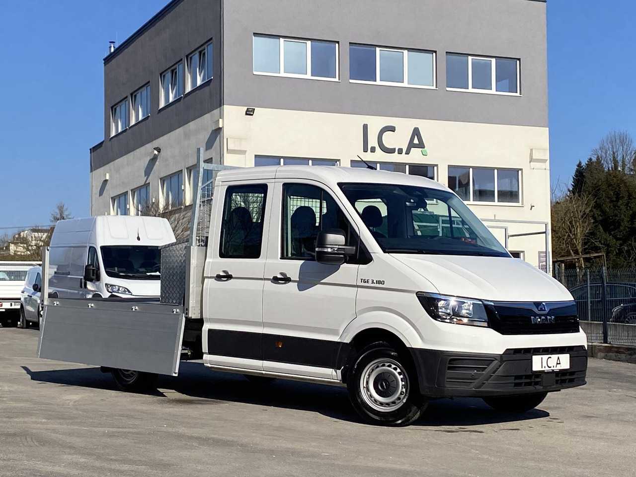 MAN TGE 3.180 DOKA 1+6 3640MM | OFFENE PRITSCHE + ALU KOFFER AUF DER PRITSCHE - Transportbil med flak: bild 2 MAN TGE 3.180 DOKA 1+6 3640MM | OFFENE PRITSCHE + ALU KOFFER AUF DER PRITSCHE - Transportbil med flak: bild 2