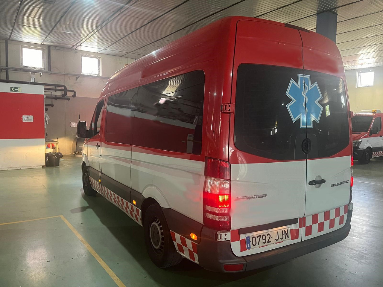 MERCEDES BENZ AMBULANCE FOR DYSABLED PEOPLE Sprinter 313 CDI(15 units) - Ambulans: bild 2 MERCEDES BENZ AMBULANCE FOR DYSABLED PEOPLE Sprinter 313 CDI(15 units) - Ambulans: bild 2