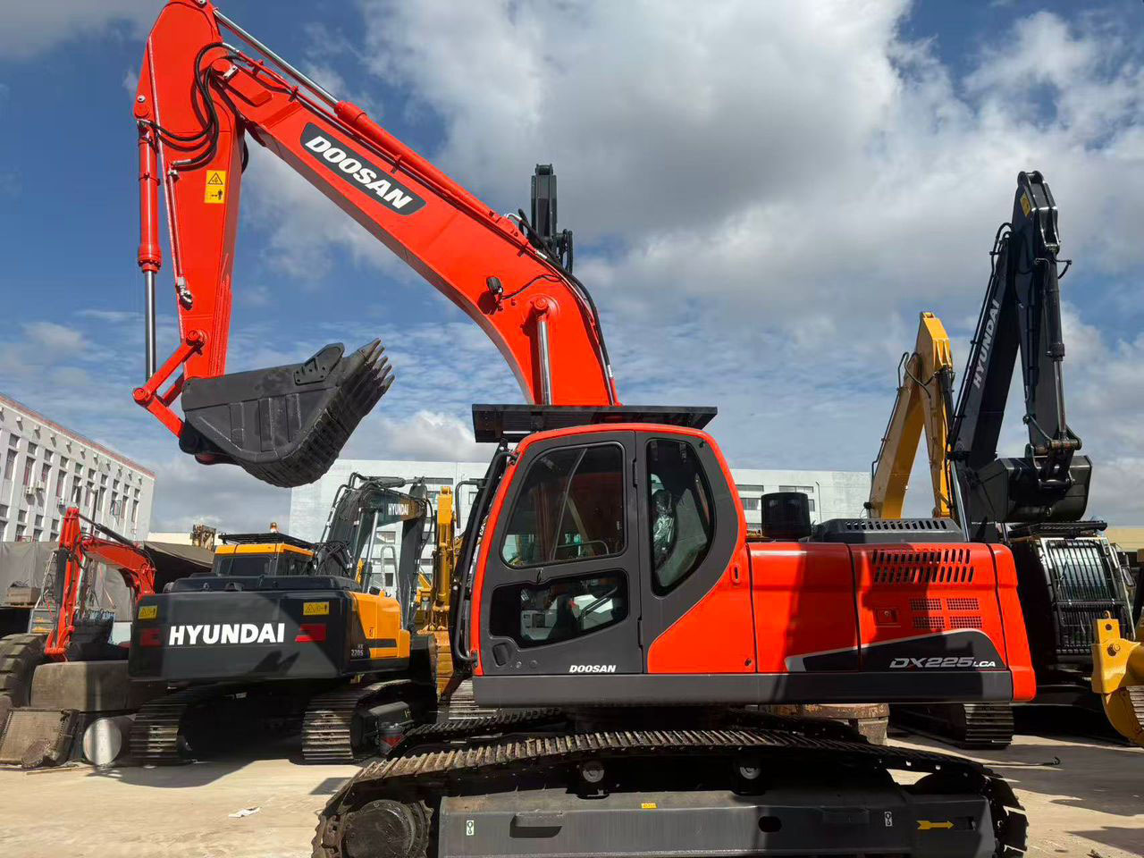 Doosan DX225 Used Crawler Excavator Secondhand 25 ton Excavators for Sale Doosan Excavadora Usada - Bandgrävare: bild 4 Doosan DX225 Used Crawler Excavator Secondhand 25 ton Excavators for Sale Doosan Excavadora Usada - Bandgrävare: bild 4