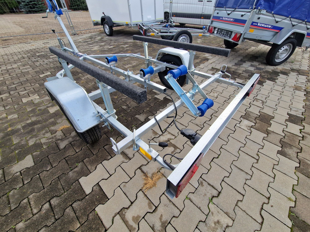 Nowa Przyczepa 2025 Podłodziowa ponton łódź Niewiadów P400 P415 do 6m - Biltransportsläp: bild 2 Nowa Przyczepa 2025 Podłodziowa ponton łódź Niewiadów P400 P415 do 6m - Biltransportsläp: bild 2