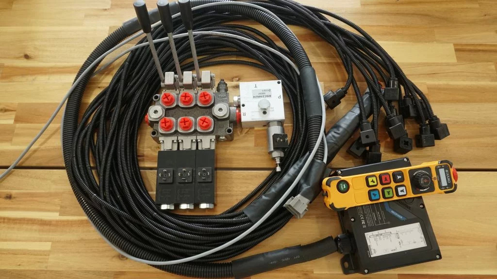 Monoblock hydraulic valve Galtech 3 sections 60 l/min 15 gpm 12 V + Remote radio Palfinger, Hiab, Fassi - Byggmaskiner: bild 4 Monoblock hydraulic valve Galtech 3 sections 60 l/min 15 gpm 12 V + Remote radio Palfinger, Hiab, Fassi - Byggmaskiner: bild 4