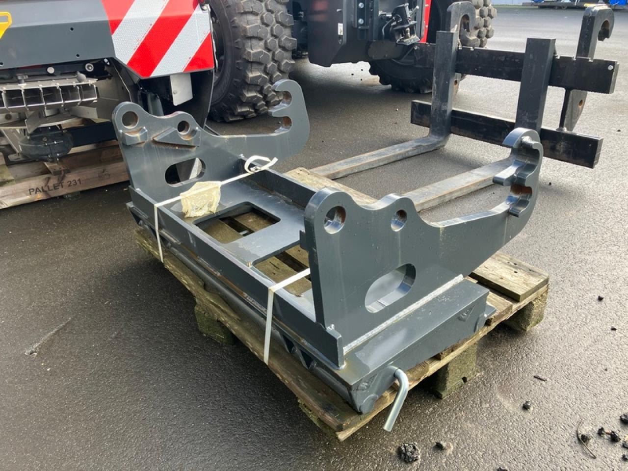 ADAPTER SCHÄFFER AUF EURO-AUFNAHME - Frontlastar för traktor: bild 1 ADAPTER SCHÄFFER AUF EURO-AUFNAHME - Frontlastar för traktor: bild 1