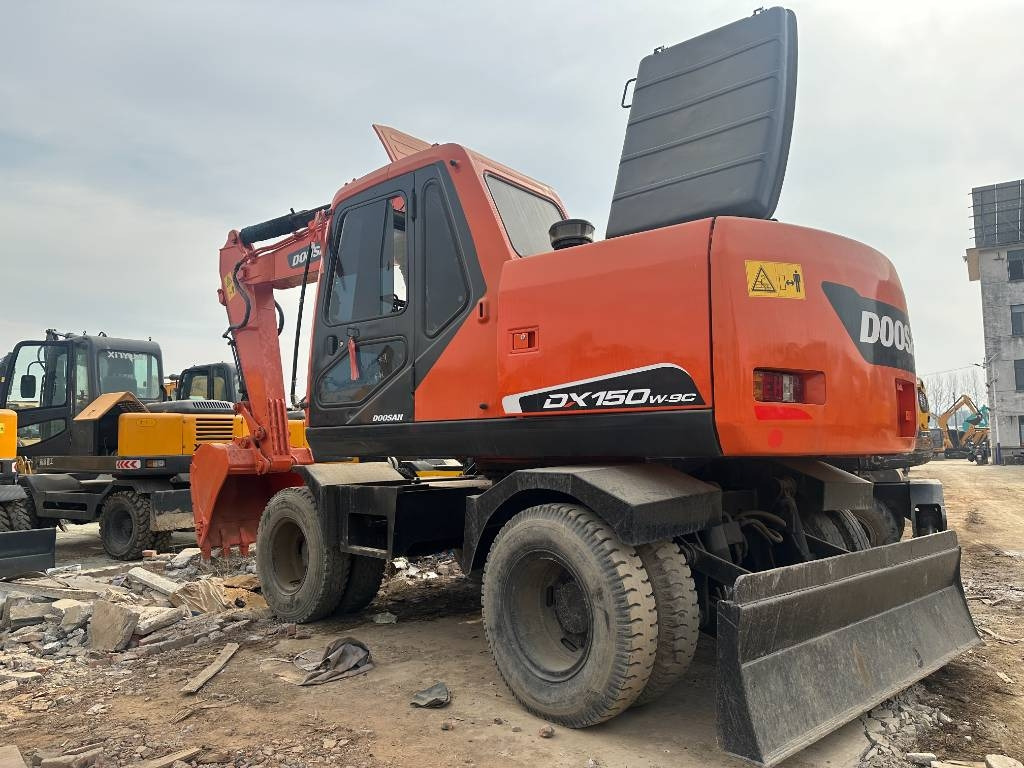 Doosan DX 150W -9 - Grävmaskin på däck: bild 1 Doosan DX 150W -9 - Grävmaskin på däck: bild 1