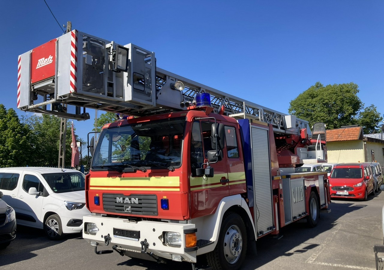 MAN L 2000 MAN 15,280 Straż pożarna drabina Strażacka zwyżka 32m Metz Model 20 - Släck/ Räddningsvagn: bild 2 MAN L 2000 MAN 15,280 Straż pożarna drabina Strażacka zwyżka 32m Metz Model 20 - Släck/ Räddningsvagn: bild 2