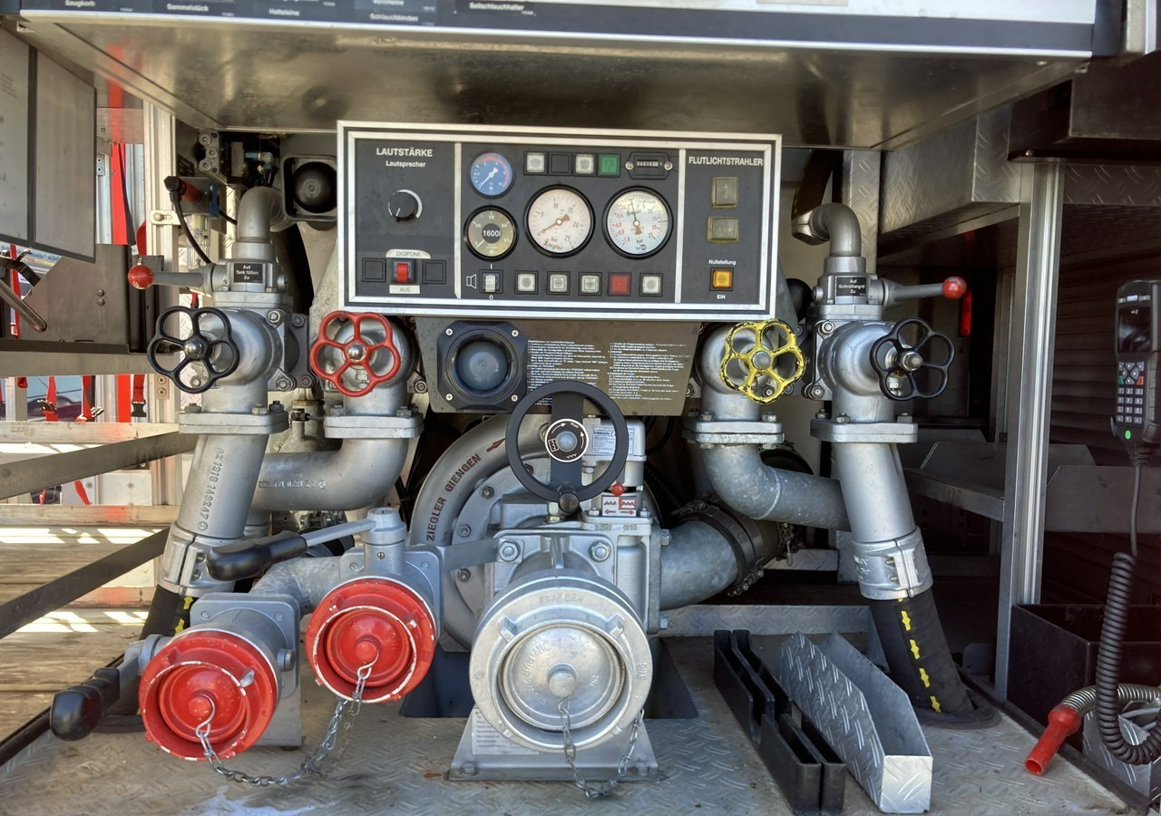 MAN MAN 15,250 Straż pożarna gaśnicza 9-osobowa 4X4 Wóz strażacki MAN 15,250 Straż pożarna gaśnicza 9-osobowa 4X4 Wóz strażacki - Släck/ Räddningsvagn: bild 3 MAN MAN 15,250 Straż pożarna gaśnicza 9-osobowa 4X4 Wóz strażacki MAN 15,250 Straż pożarna gaśnicza 9-osobowa 4X4 Wóz strażacki - Släck/ Räddningsvagn: bild 3