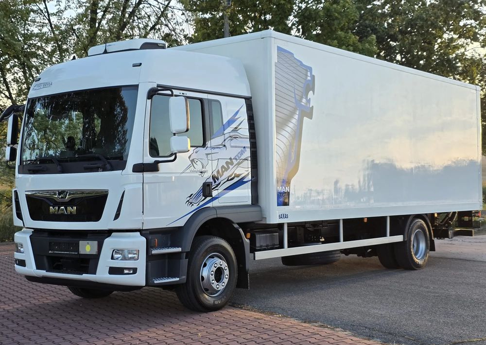 MAN TGM 15.290 / TGL / KONTENER / IZOTERMA / WINDA / KLIMA POSTOJOWA / 2019R / EURO 6 / PEŁEN SERWIS /  8200KG ŁADOWNOŚĆ  / SPROWADZONY / ZADBANY / JAK NOWY /  KSIĄŻKA SERWISOWA / E6 / 18 PALET - Lastbil med skåp: bild 1 MAN TGM 15.290 / TGL / KONTENER / IZOTERMA / WINDA / KLIMA POSTOJOWA / 2019R / EURO 6 / PEŁEN SERWIS /  8200KG ŁADOWNOŚĆ  / SPROWADZONY / ZADBANY / JAK NOWY /  KSIĄŻKA SERWISOWA / E6 / 18 PALET - Lastbil med skåp: bild 1