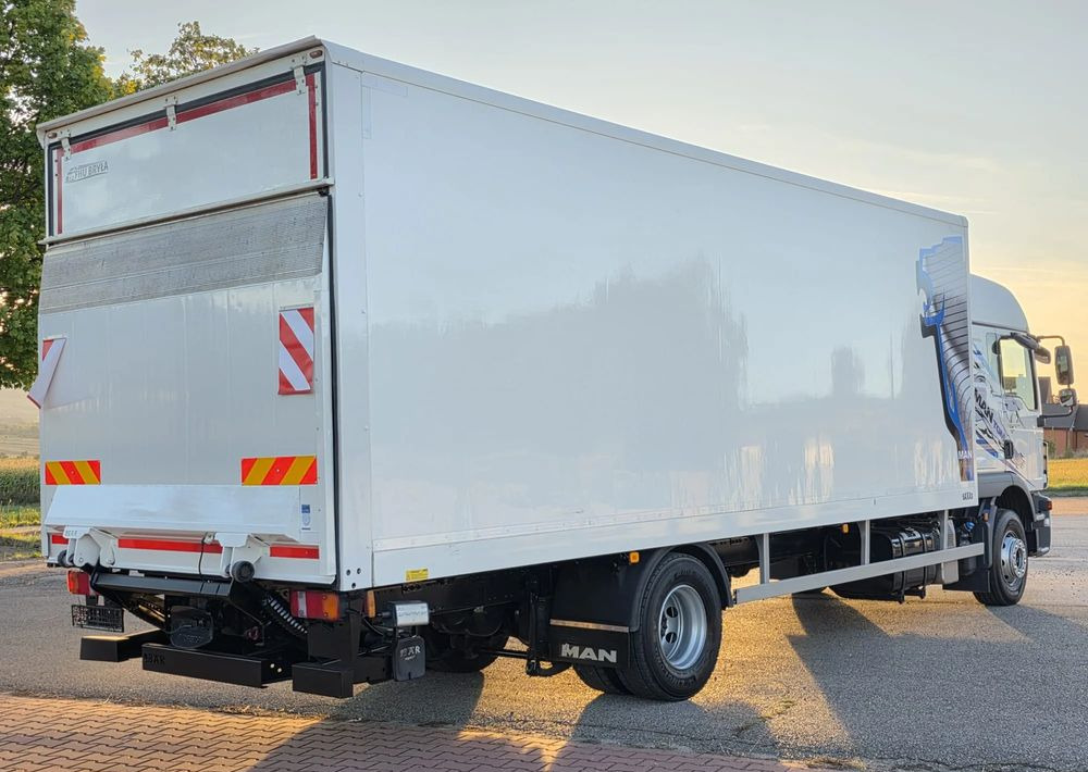 MAN TGM 15.290 / TGL / KONTENER / IZOTERMA / WINDA / KLIMA POSTOJOWA / 2019R / EURO 6 / PEŁEN SERWIS /  8200KG ŁADOWNOŚĆ  / SPROWADZONY / ZADBANY / JAK NOWY /  KSIĄŻKA SERWISOWA / E6 / 18 PALET - Lastbil med skåp: bild 3 MAN TGM 15.290 / TGL / KONTENER / IZOTERMA / WINDA / KLIMA POSTOJOWA / 2019R / EURO 6 / PEŁEN SERWIS /  8200KG ŁADOWNOŚĆ  / SPROWADZONY / ZADBANY / JAK NOWY /  KSIĄŻKA SERWISOWA / E6 / 18 PALET - Lastbil med skåp: bild 3