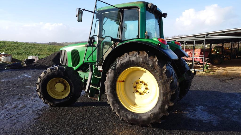 JOHN DEERE 6520 - Lantbruksmaskiner: bild 1 JOHN DEERE 6520 - Lantbruksmaskiner: bild 1