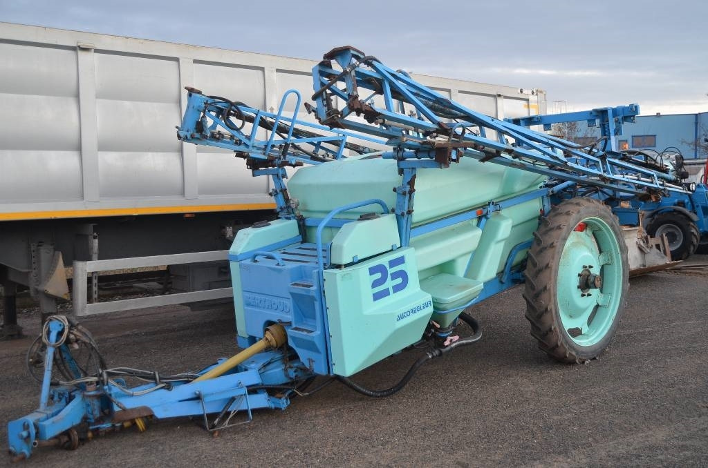 Berthoud Racer 25  - Bogserad spruta: bild 1 Berthoud Racer 25  - Bogserad spruta: bild 1