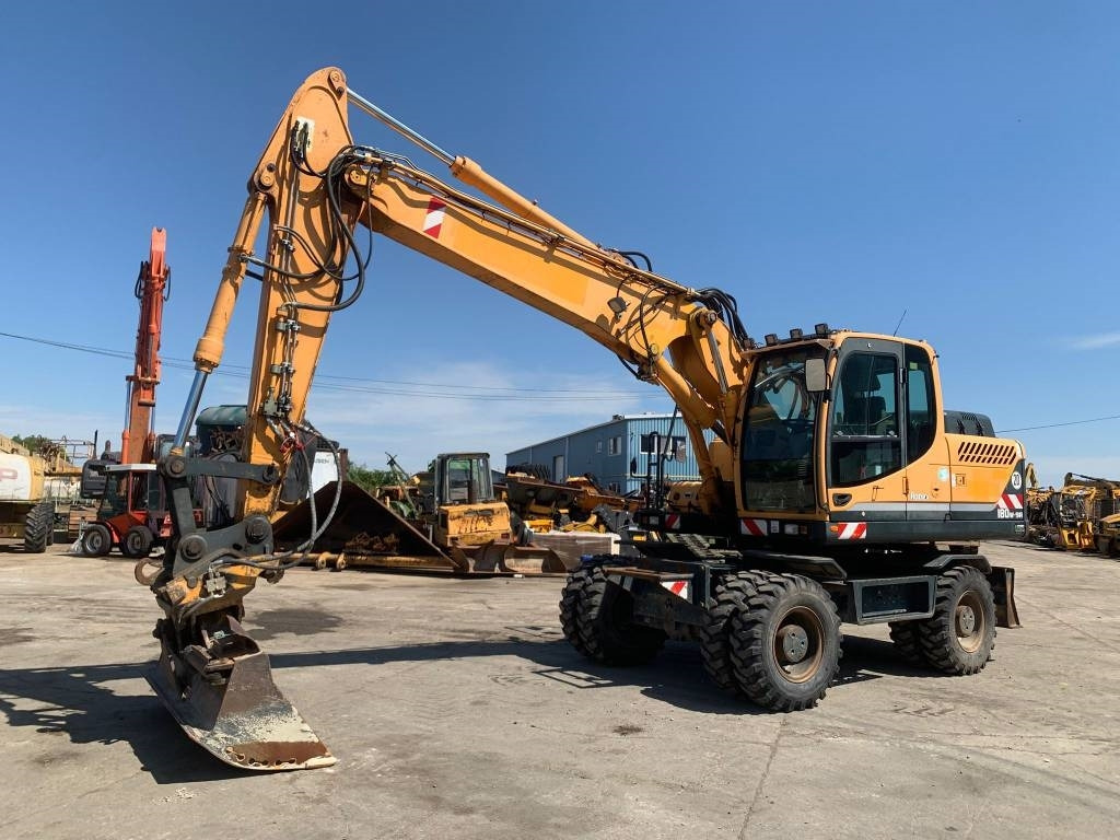 Hyundai Robex 180 W-9 A  - Grävmaskin på däck: bild 1 Hyundai Robex 180 W-9 A  - Grävmaskin på däck: bild 1