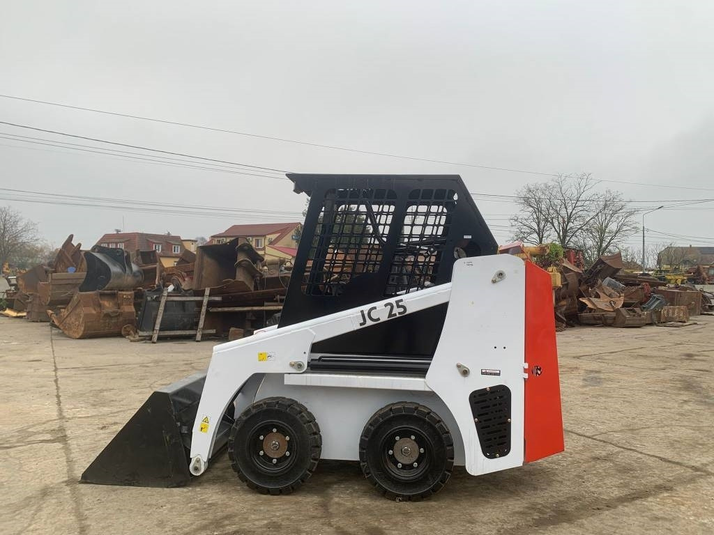 Kompaktlastare/ Slirstyrda lastare JC 25: bild 6 Kompaktlastare/ Slirstyrda lastare JC 25: bild 6