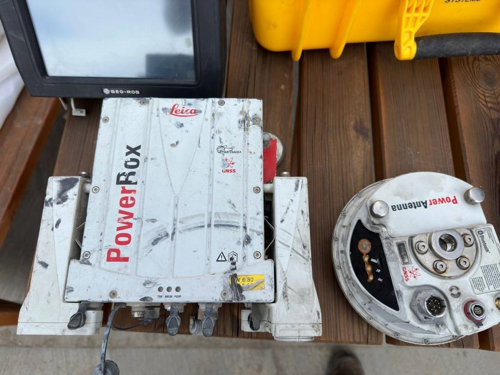 Leica Power Antenna Bluetooth + Power Supply BOX - Navigationssystem för Byggmaskiner: bild 2 Leica Power Antenna Bluetooth + Power Supply BOX - Navigationssystem för Byggmaskiner: bild 2