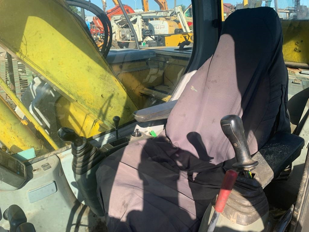 Bandgrävare New Holland E 135 SR: bild 11