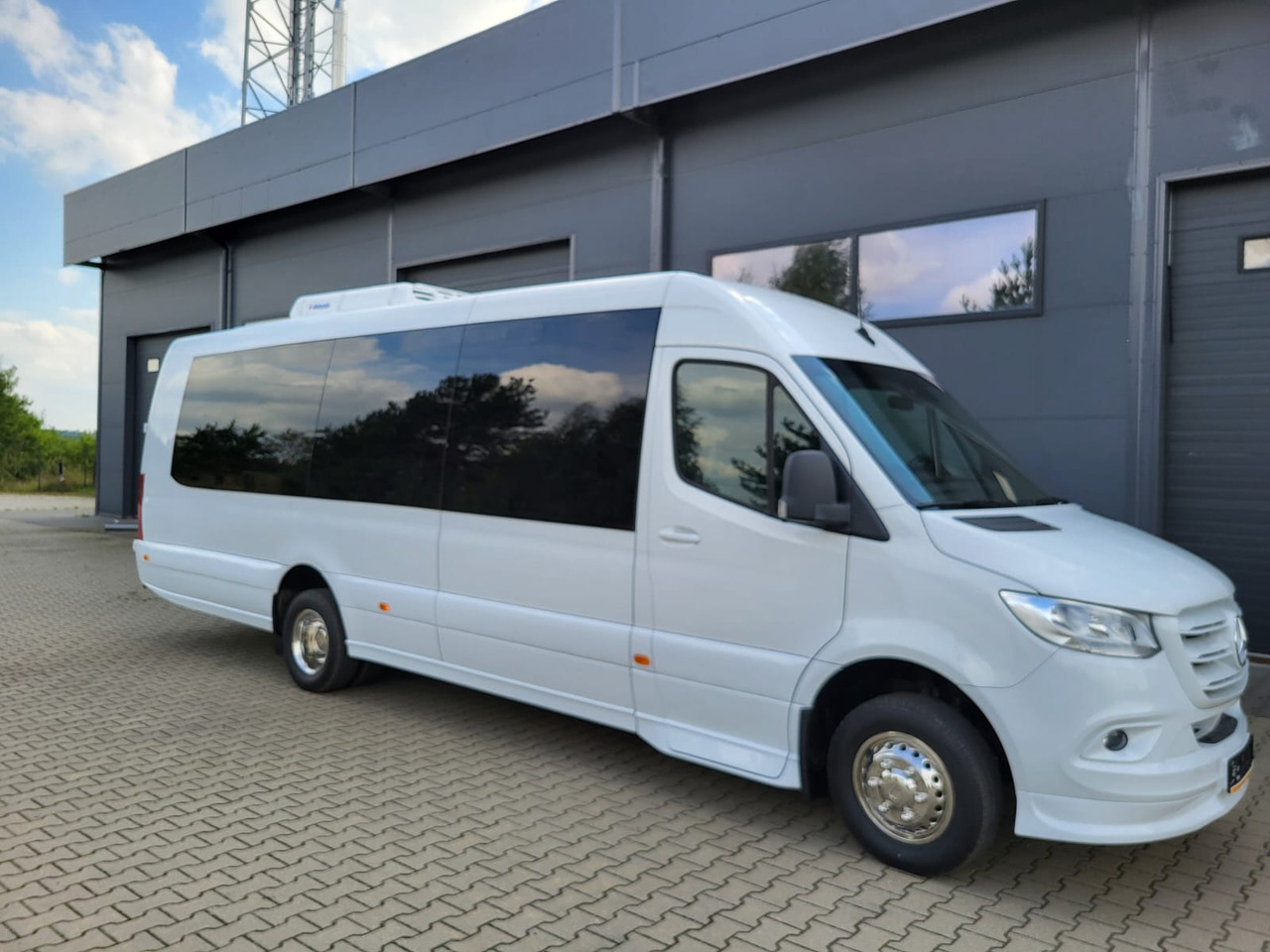 Mercedes-Benz Sprinter 517 CDI LONG 24 places + 4 standing - Förortsbuss: bild 1 Mercedes-Benz Sprinter 517 CDI LONG 24 places + 4 standing - Förortsbuss: bild 1
