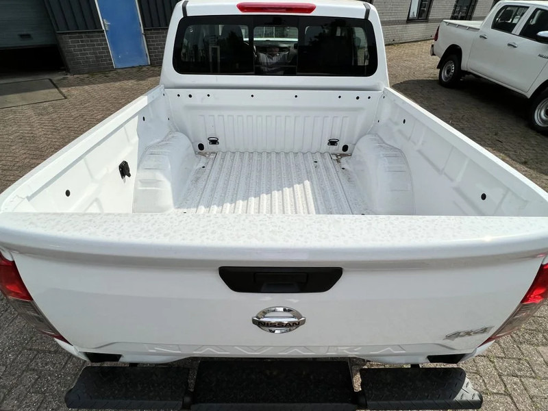 Nissan Navara 4x4 - 22 UNITS - 2.5 D Double Cab - XE - EURO 2 - NEW!! READY FOR WORK!!! - Pickup, Dubbelhytt transportbil: bild 4 Nissan Navara 4x4 - 22 UNITS - 2.5 D Double Cab - XE - EURO 2 - NEW!! READY FOR WORK!!! - Pickup, Dubbelhytt transportbil: bild 4