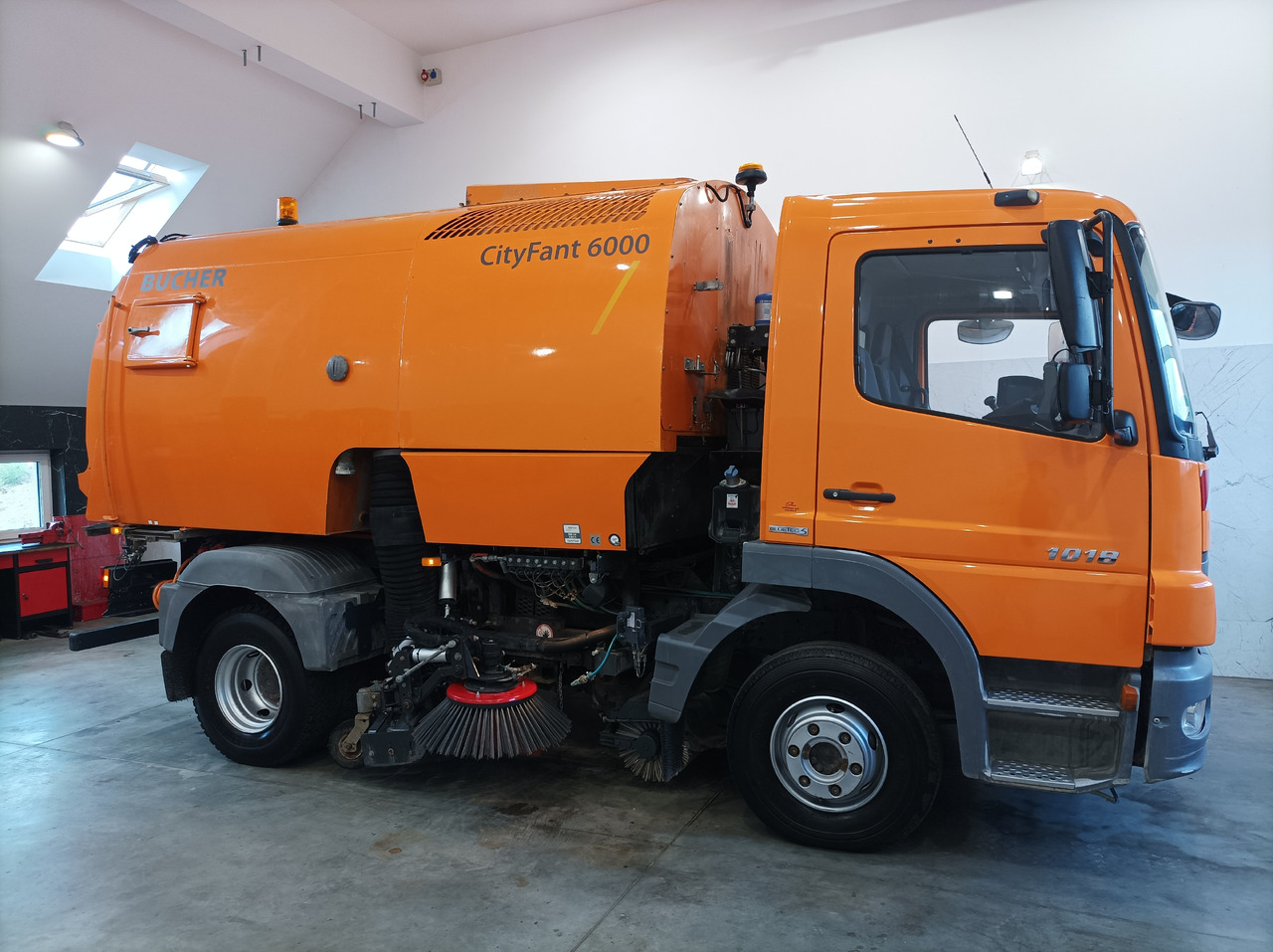 MERCEDES-BENZ Atego 1018 Zamiatarka Kehrmaschine BUCHER Szczotki L/R PM10 2 Silniki 2012r - Sopmaskin: bild 5 MERCEDES-BENZ Atego 1018 Zamiatarka Kehrmaschine BUCHER Szczotki L/R PM10 2 Silniki 2012r - Sopmaskin: bild 5